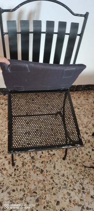 Silla de acero negra con cojín gris