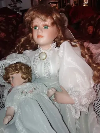 Antica bambola di porcellana con il suo bambino