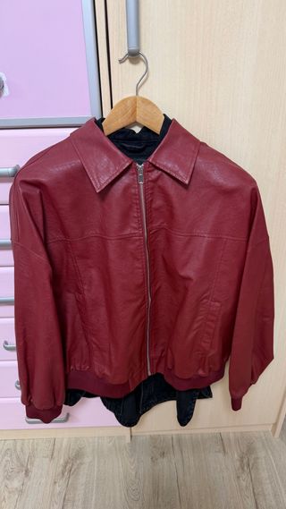 Chaqueta efecto piel burdeos