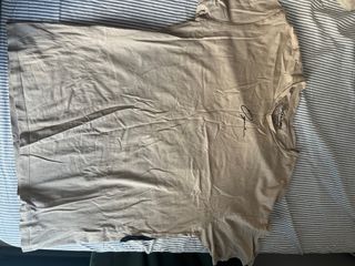 Camiseta beige con firma negra hombre