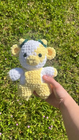 Vaquita de peluche hecha a crochet