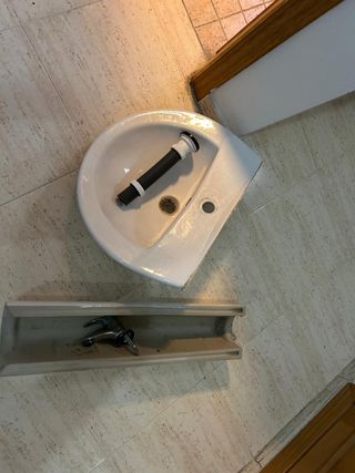 Lavabo de cerámica con columna