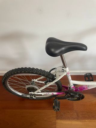 Bicicleta infantil blanca y rosa