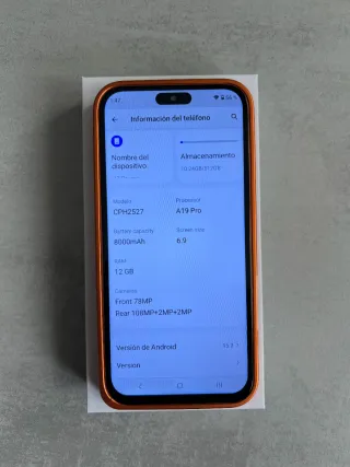 Móvil naranja con accesorios
