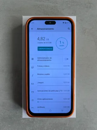 Móvil naranja con accesorios