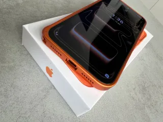 Móvil naranja con accesorios