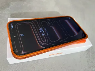 Móvil naranja con accesorios