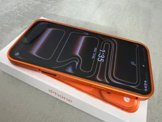 Móvil naranja con accesorios
