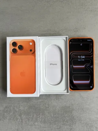 Móvil naranja con accesorios
