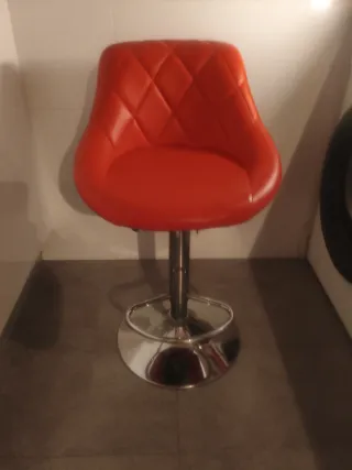 Taburete de cocina rojo y plateado.