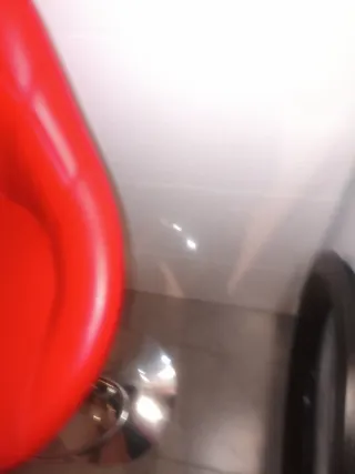 Taburete de cocina rojo y plateado.