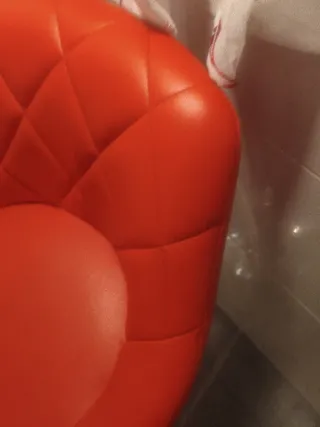 Taburete de cocina rojo y plateado.