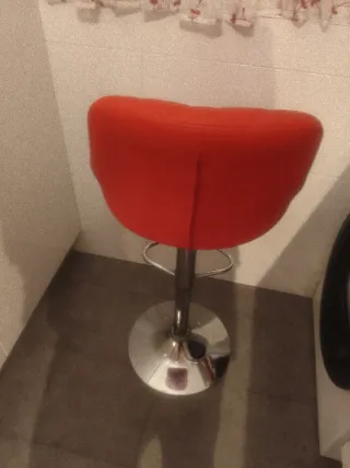 Taburete de cocina rojo y plateado.
