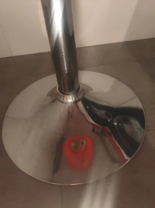 Taburete de cocina rojo y plateado.