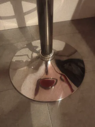 Taburete de cocina rojo y plateado.