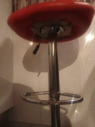 Taburete de cocina rojo y plateado.