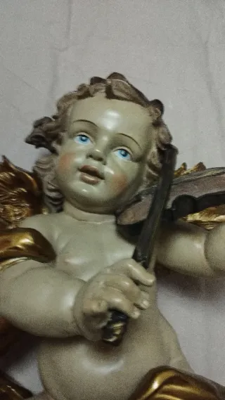 Ángel de resina dorado