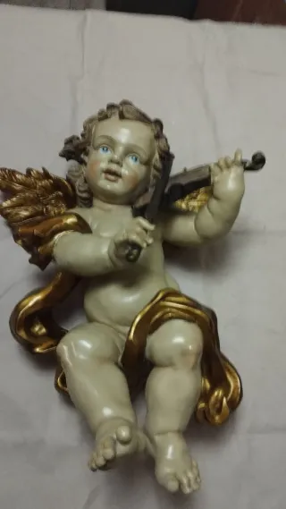 Ángel de resina dorado