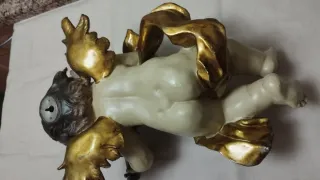 Ángel de resina dorado