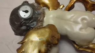 Ángel de resina dorado