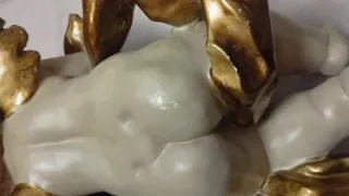 Ángel de resina dorado