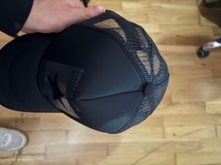 Gorra Negra Estilo Trucker con Estrella