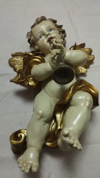 Ángel de resina con trompeta
