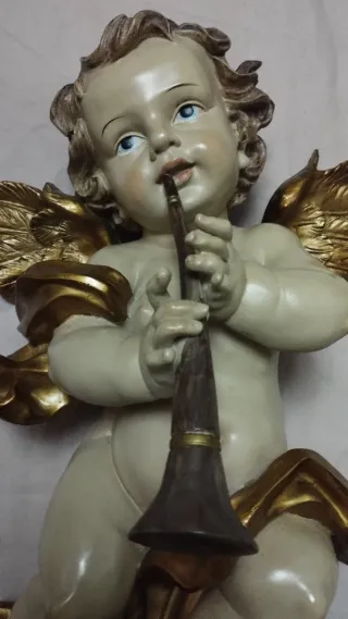 Ángel de resina con trompeta