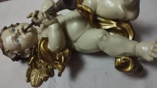 Ángel de resina con trompeta