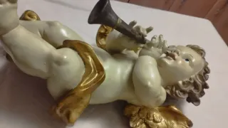 Ángel de resina con trompeta