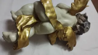 Ángel de resina con trompeta