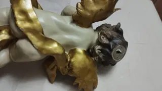 Ángel de resina con trompeta