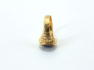 sello oro 18k con piedra con zafiro