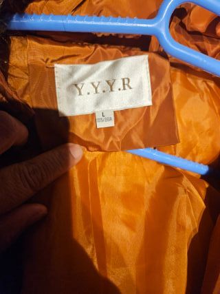 Cazadora larga naranja con capucha