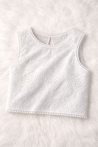 Blusa blanca bordada sin mangas