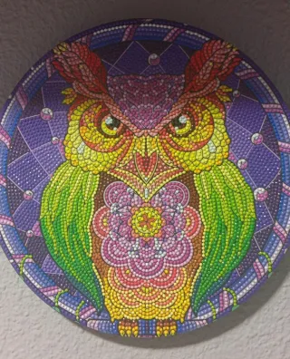 Búho decorativo con diamantes