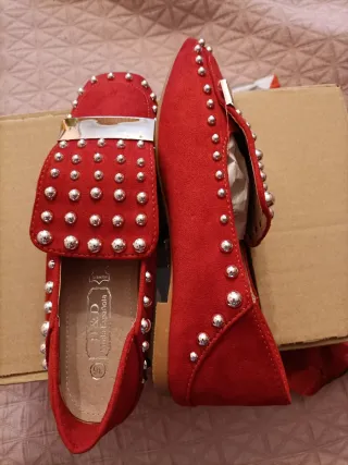 Zapatos rojos tachuelas talla 36