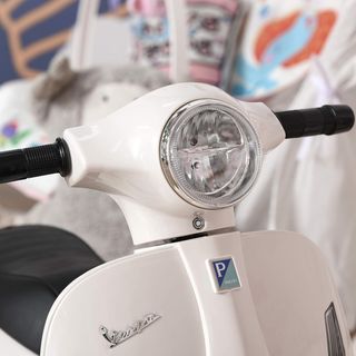 Moto Eléctrica para Niños 6V Con Licencia Oficial Vespa Batería, Scooter Eléctrico para Niños de 18-36 Meses Con Faros y Claxon, 66.5X38X52Cm, Blanco
