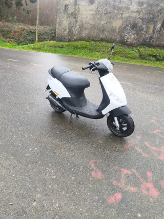 Piaggio Zip 2T Scooter