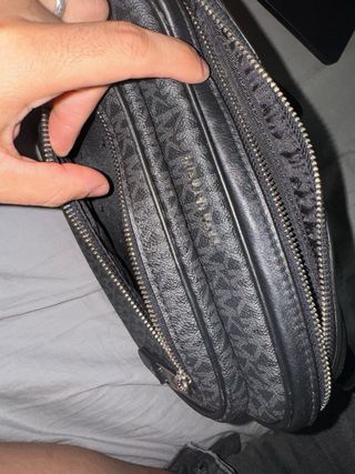 Riñonera Michael Kors Negra Monogram