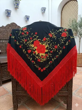 Manton negro bordado flores rojas