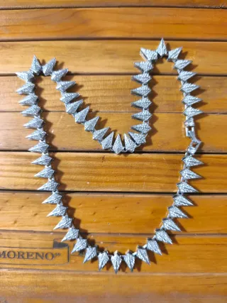 Cadena de acero con adornos plateados