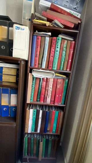 Lote 3 puestos con archivo — 320 €