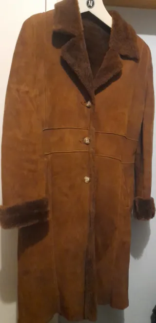 Abrigo marrón sintético de piel ovina