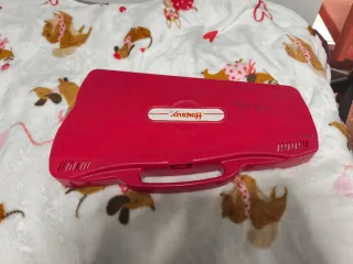 Xilófono infantil rojo con baqueta. Carrillón