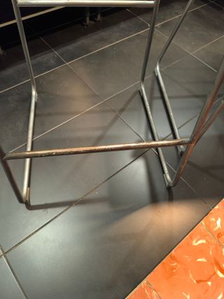 Taburetes altos metálicos blancos