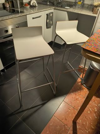 Taburetes altos metálicos blancos