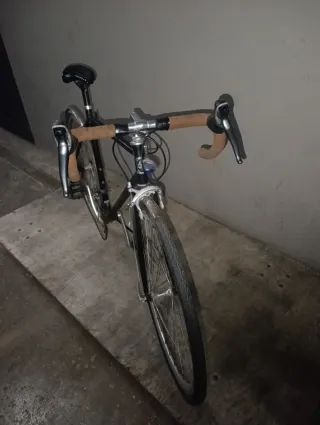 Bicicleta de carrera negra