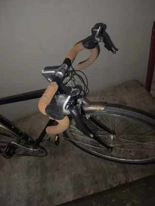 Bicicleta de carrera negra