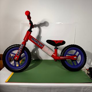 Bicicleta de equilibrio infantil roja